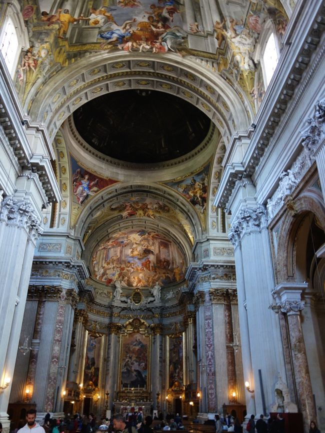 「サン・ティニャーツィオ教会」とは，「聖イグナティウス・ロヨラ教会」のこと。ロヨラとは教科書にも出てくる，例のイエズス会を創設した人です。<br />天井画がだまし絵とのことで，有名なところです。