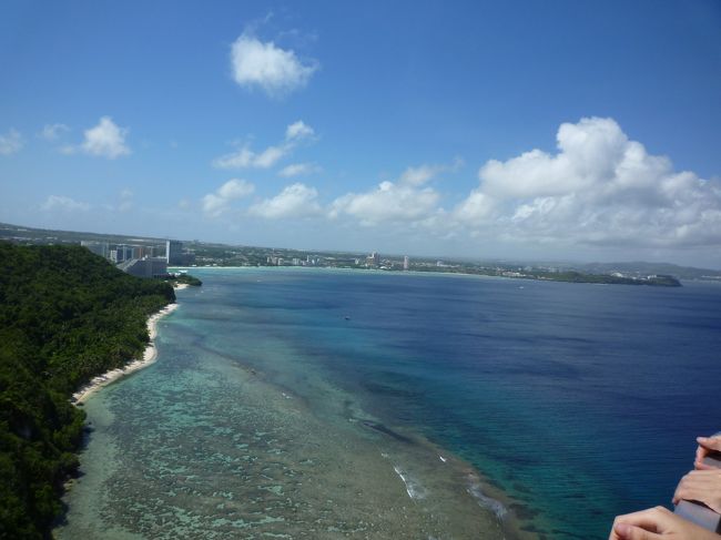 ツインズの高校合格お祝いに、久しぶりに海外へ。<br />上海（皆既日食）、ソウルと、アジア圏ばかりなので英語圏へ行きたいと、のたまう子どもたち。<br />仕事の関係で、長期休みが取れないので、グアムへ決定！<br />家族４人、初グアムです。<br /><br />楽天トラベル(楽パック）アウトリガーホテル　４泊５日（夜発～朝帰り）<br /><br />１日目　関空21:05～グアム1:40〈UA１７８〉<br />２日目　アウトリガーホテル前ビーチ～フィッシュアイマリンパーク・ディナーショー<br />３日目　イルカウォチング～(夕食）ヒルトン・フイッシュマンズコーブ<br />４日目　恋人岬～ミクロネシアモール＆Kマート～チャモロビレッジナイトマーケット<br />５日目　グアム7:15～関空10:15〈UA１５１〉