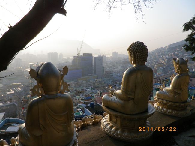 【2014冬-22】 2月22日(土)午前その1<br /><br />まず、あまり聞き慣れない碑石マウルについて<br /><br /> (釜山日報 日本語版より)<br />植民地時代、峨嵋洞に日本人の共同墓地があった。<br />その後、朝鮮戦争当時、避難民が日本人の墓石を塀や礎石として活用し<br />家を建てたことから「碑石マウル」と呼ばれるようになった。 <br /><br />今日はこの碑石マウルと、そのお隣の甘川洞文化村、<br />さらには天馬山まで登ってしまおうという、かなりハード?な旅を。