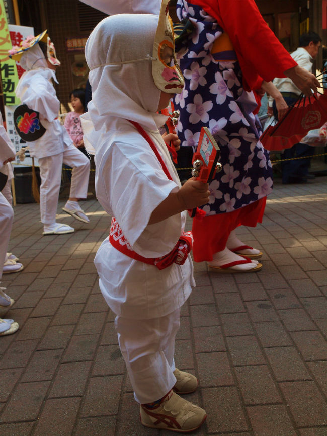 東京都北区赤羽最大のお祭り　今年で５９回<br /><br />　恒例になった　白狐衆も参加<br /><br />　　小さい子供の姿に　観客　可愛い　可愛い　の声<br /><br />赤羽馬鹿祭り<br />http://www.1bangai.org/bakamatsuri.html