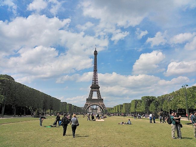 主人は昨年ぶり、私は初めてのフランス&更に10年ぶりの海外旅行。<br />準備はほぼ私一人でおこなうため、ここ4トラで色々な情報を参考にさせていただきました。感謝をこめて、各種情報を中心に旅行記を書こうと思っています。<br /><br />【フランス2日目】<br /><br />ホテルの部屋で朝食<br /><br />オランジュリー美術館<br /><br />Creperie du Vieux Journalでランチ<br /><br />サンジェルマンデプレ教会<br /><br />ドラクロワ美術館<br /><br />Lepetto・オペラ座・ラファイエットで買い物<br /><br />ル・サンクで夕食<br />