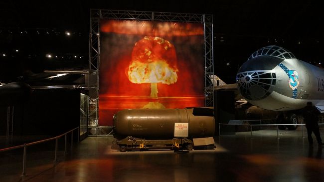 国立アメリカ空軍博物館へ行きました。<br />航空機の歴史、戦争の歴史、宇宙開発の歴史を<br />戦闘機、有人ロケット、スペースシャトルなどの航空展示物から<br />紹介していました。<br />その中に原爆の展示があり、複雑な想いをしました。<br />平和な世の中、戦争のない暮らしを願いたいです。<br />