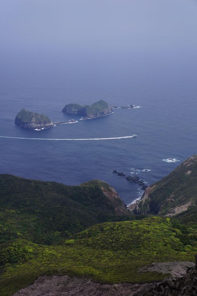 去年のゴールデンウィークは小笠原に行ったんだよな。<br />今年はどうしようかな〜と考えて・・やっぱり島に行きたい!<br />小笠原までいかなくても、船旅旅情も味わえる適度な距離の神津島に行ってきました。<br /><br />