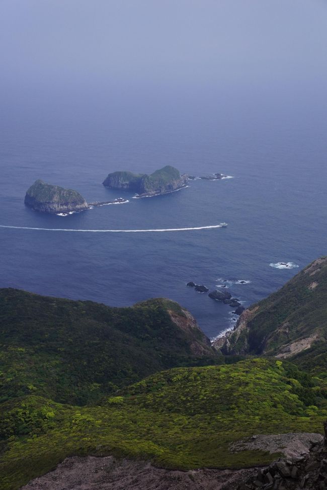 去年のゴールデンウィークは小笠原に行ったんだよな。<br />今年はどうしようかな〜と考えて・・やっぱり島に行きたい！<br />小笠原までいかなくても、船旅旅情も味わえる適度な距離の神津島に行ってきました。<br /><br />