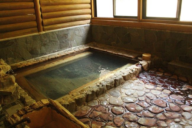 じゃらんのクチコミ評価が４．６<br />http://www.onsen-sansui.com/sansui/hot_spring.html<br /><br />奈良県吉野郡十津川村平谷９４６-1<br />TEL：０７４６−６４−０４０２<br /><br />十津川温泉の源泉地「下湯温泉」に位置し、 源泉から300mという立地が、「湯」の質・温度・鮮度を保ちます。 お湯が高温の為、加水を致しておりますが、敷地に湧き出す 「湧き水」を混ぜ込む為、お肌にも優しく湯冷めもしない。<br />「美人の湯」ナトリウムを多く含む単純泉ですが、 ほのかに香る硫黄の香りが温泉情緒をかもし出します。<br />とのことです。<br /><br />高野山から十津川方面の日帰り温泉をスマホで探して来たところでしたが、最高の温泉旅となりました。<br />まずは４連休の最初の日なのでどこも混雑しているだろうと考えていたものの温泉地温泉の公衆浴場「泉湯」<br />へ行きましたが車が路駐を含めて２０台以上いましたので芋の子を洗うような気がして探し出したのがここでした。<br />一軒宿で玄関を入ると下駄箱には靴が５足くらいありましたが入浴をお願いしました。<br />親切にも風呂場まで案内してくださいました。<br /><br />なんと、最初から最後まで貸し切りでした。<br />嫁さんはというと、こちらも貸し切りでした。<br />設備というと大浴場と表に露天が２つあります。<br />全ての湯船が源泉掛け流しで、もったいないくらいに湯が溢れています。<br />ちょっと硫黄の匂いもして、湯船の中には湯ノ花が舞ってました。<br /><br />フロントに預けていたカメラを手に温泉に戻り、写真をとりまくりました。<br /><br />フロントの方お二人は親切丁寧でしたので、聞きたいことを聞き次回はここに泊まろうと嫁と話をしました。<br />好感の持てる良い宿だと感じました。