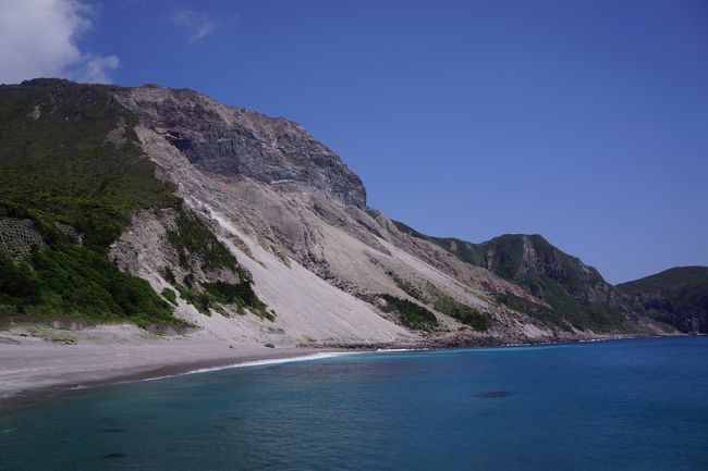 神津島2日目は観光です。<br />レンタサイクルで・・と思っていたけど、お店の人に聞いてみたら<br />思っている以上にアップダウンがあって時間かかるよ〜とのことだったので、<br />思い切って(オサイフ的に)タクシーにしました。<br />約2時間で9000円。<br />10人は乗れるジャンボタクシーでゆったり、気のいいおっちゃんに案内してもらって<br />払う価値ありましたよ。