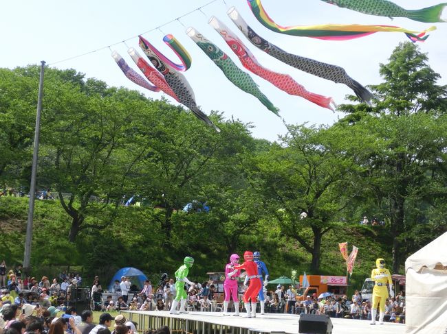 こども連れて電車で日帰り小旅行<br />横浜市の「こどもの国」へ。<br />http://www.kodomonokuni.org/<br /><br />今まで　「こどもの国」　の存在は全く知らず<br />はじめての訪問だったが、思ったより園内が大きいので　驚いた。<br /><br />またＧＷということもあって、ものすごい人混みにもびっくりした。<br /><br />とても解放感があり、良い遊び場だと思いました。<br /><br />派手なアトラクションはないものので<br />ボートやら、ヘリサイクリングやらローリングサイクルやら<br />乗り物もあり、シンプルな遊具はたくさんある。<br /><br />小学校低学年ぐらいまでなら　十分に楽しめると思いました。<br /><br />とにかく　盛り沢山　という印象。<br /><br />ひとつ言い忘れましたが<br />せせらぎ　というエリアは、こどもが水遊びできるようになっており<br />たくさんのこどもたちが水遊びをしているので<br />暑いシーズンに、ここに行けば<br />ほぼ間違いなく　小さなこどもたちは<br />「自分も水遊びがしたい！」と泣き叫ぶこと必死。<br /><br />そこで事前に水着とは言わずとも<br />タオルや着替えは用意しておいた方がいいかもしれない。<br />こどもの着替えなんざ、さしてかさばるモノではないし<br />こどもは　水遊びだけで　<br />下手な乗り物よりも　ずっと大喜びするので。