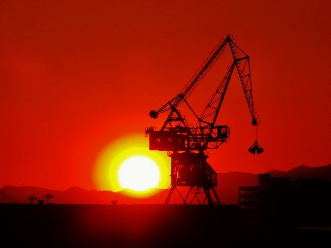 大阪天保山にあるサンセット広場から大阪湾に沈む夕焼けを撮影しました。<br />サンセット広場は海遊館の裏側にあり、プロ・アマのカメラマン、カップルやサンタマリア号に乗船する人々で賑わっていました。<br />今回は5月に撮影しましたが、年末が撮影のベストタイミングで大阪湾に沈む太陽が最も美しいそうです。