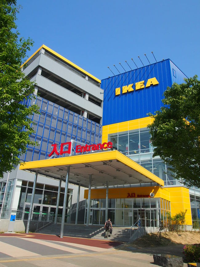 今年4月にオープンした、IKEA立川へ行ってきました。<br />広〜い店内に数多くの家具や雑貨が展示されていて<br />1-2時間ではとても見切れません。<br />というわけで、店内のレストランでランチしながら<br />半日ゆっくり遊んできました。