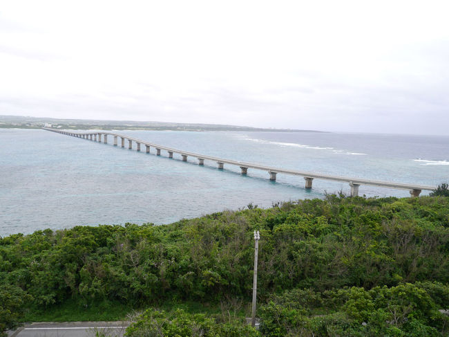 G.W.のちょっと前、梅雨に入る前の宮古島へ行くことにしました。<br />1日目は午後にかけて島の南東部をドライブしました。<br />現地はあいにくの天気で、小雨交じりの曇。<br />初日、日が差すことはありませんでした。<br />東平安名崎、多良川(酒蔵)、来間島などを周りました。