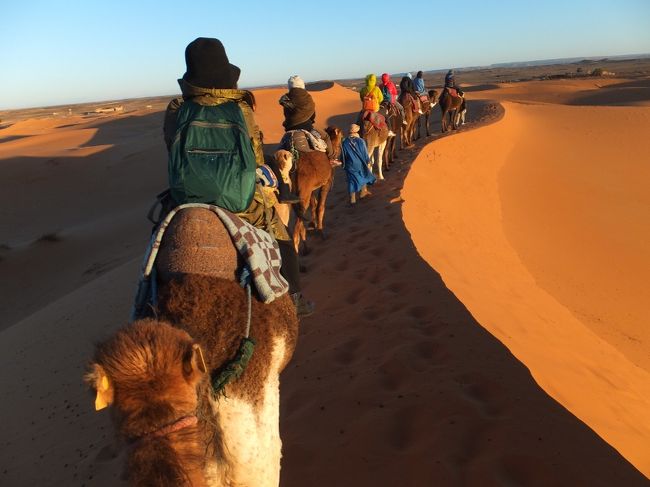モロッコは各地が各々異なる地形で見所満載！何と言っても朝焼けに浮かぶ広大な赤い砂漠は最高。ラクダに乗って歩くとそこにシルエットが浮かび（カバー写真）他に見ない光景でした。エジプトの砂漠とは全く違い（奥深く入らなかったせいもあるが）サハラ砂漠は断然素敵でした。また、タジン鍋でも有名なモロッコの蒸し料理は日本人の口に合い、雑貨（カゴなど）やバブーシュ（羊の革の履物）などお土産にもことかきません。<br />トドラ渓谷は圧巻で迷路のようなフェズ、映画でお馴染みのカサブランカ、賑やかなマラケッシュ。短期間で効率よくまわり大満足です。人にお薦めするならモロッコです。