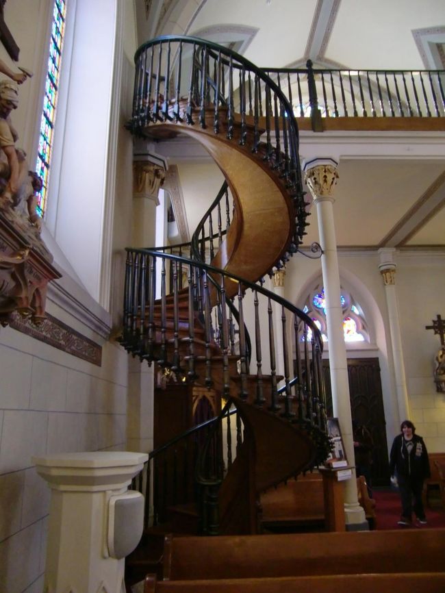 サンタフェのキャニオンロードは、１００を超えるギャラリーが居並びそれぞれが独自の個性で競い合っています。このため、通り沿いはさながら屋外美術館、ぶらぶら歩いているだけで様々なアートとの出会いを楽しめるのです。<br />続いてロレッタチャペルへ。アメリカ西部では珍しいゴシック調。中にあるらせん階段は、支柱がなく鉄の釘も使われていないのに、一度も壊れていない「奇跡の階段」<br />新旧サンタフェのアートを堪能しました。<br /><br />旅行日程<br /><br />□　3/11 成田→デンバー→ツーソン　　　　　　　ツーソン泊<br />□　3/12 サワロ国立公園、砂漠博物館　　　　　ツーソン泊<br />□　3/13 トゥームストーン、ビスビー　　　　ウィルコックス泊<br />□　3/14 チリカワ国定公園　　　　　　　　　ウィルコックス泊<br />□　3/15 ホワイトサンズ国定公園　　　　　　　　エルパソ泊<br />□　3/16 カールスバッド洞窟群国立公園　　　　エルパソ泊<br />□　3/17 エルパソ→アルバカーキ　　　　　アルバカーキ泊<br />■　3/18 サンタフェ観光　　　　　　　　　　　アルバカーキ泊<br />□　3/19 アルバカーキ観光　　　　　　　　　アルバカーキ泊<br />□　3/20 アルバカーキ→デンバー→(機中泊)　　　　機中泊<br />□　3/21 →成田<br /><br />■：当ページの旅行記で記述している部分です。<br /><br />この旅行の初日からご覧になりたい方は、こちらをどうぞ<br />http://4travel.jp/travelogue/10869036<br />