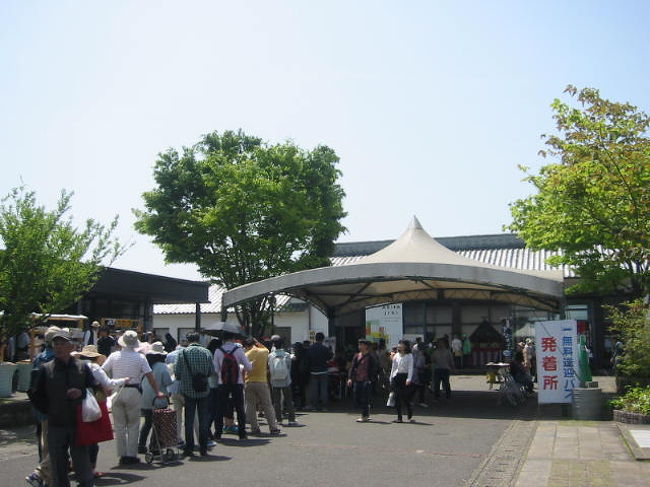 先日に買いそびれた、新茶と羊羹に梅が枝餅を求めて<br />有田焼卸団地からのリムジンバスで有田駅前まで乗車しました<br /><br />人混みは先日よりも倍加してバスも歩道も渋滞の連続でしたよ<br />幸いに目的の品々は購入することができました<br />もっと他の品々も買いたかったのですが・・<br />荷物の重さを考えると躊躇して・・<br /><br />でも、眼の保養ができ楽しい散策になりました。<br />