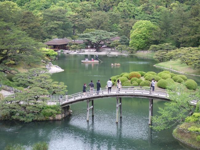 毎年GWは4月の繁忙期に追われて実家で引きこもり…なので、<br />今年は飛び石連休を1日有休にし国内旅行に行くことにして、<br />早々に計画開始。<br />飛行機は航空券代が高騰するので、新幹線で行ける国内にしようと<br />岡山を候補に検索すると、意外にも飛行機のプランの方が安い!!<br />海外派で中国も四国も未開の地なので、岡山から瀬戸大橋を渡って<br />香川に行く2泊3日に決定。<br /><br />仕事はなんとか終わらせたものの、天気予報が全滅。<br />天気を気にしつつの2泊3日の3日目は香川編です。<br />