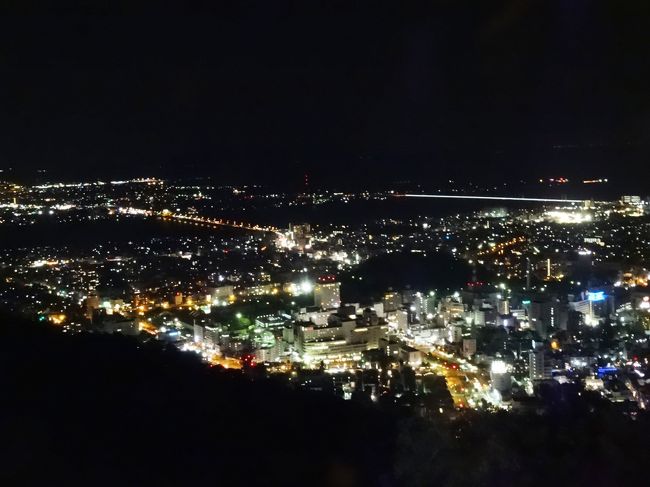 ここ数年、「夜景」を求めて各国(国内を含む)を訪問していますが、思い<br /><br />出が薄れてしまう前に（整理する目的で）数枚ずつアップすることにしまし<br /><br />た。今回は徳島県にある眉山を訪問した時に撮影したものです。<br />　<br />　宜しければ、過去の｢思い出の夜景シリーズ」も宜しければご覧ください。<br /><br />(Vol.1) http://4travel.jp/travelogue/10560764/　(ロサンゼルス）<br /><br />(Vol.2) http://4travel.jp/travelogue/10560800/　(シドニー)<br /><br />(Vol.3) http://4travel.jp/travelogue/10560956/　(上海）<br /><br />(Vol.4) http://4travel.jp/travelogue/10560962/　(ソウル）<br /><br />(Vol.5) http://4travel.jp/travelogue/10560968/　(ケアンズ）<br /><br />(Vol.6) http://4travel.jp/travelogue/10560973/　(ラスベガス） <br /><br />(Vol.7) http://4travel.jp/travelogue/10639207/　(シンガポール)<br /><br />(Vol.8) http://4travel.jp/travelogue/10754640/　(大阪)<br /><br />(Vol.9) http://4travel.jp/travelogue/10754656/ (長崎）<br /><br />(Vol.10)http://4travel.jp/travelogue/10845122/ (東京）<br /><br />更に、今回の四国旅行の他の旅行記も御覧頂ければ有り難いです。<br /><br />(1)  四国旅行記 in 高知 ＜vol. 1＞ (スーパーカーを追いかけて)<br /><br />    http://4travel.jp/travelogue/10884108<br /><br />(3)  与島SA 訪問 in 瀬戸中央道 (ちょっと立ち寄りシリーズ) Vol. 16<br /><br />    http://4travel.jp/travelogue/10888673<br /><br />(4)  美観地区訪問記 in 倉敷 【岡山県】<br /><br />    https://ssl.4travel.jp/tcs/t/editalbum/edit/10893465/  