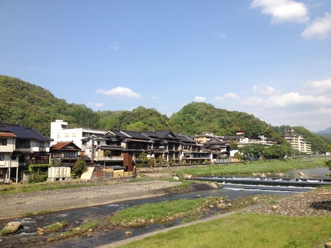 お安く温泉が楽しめる湯快リゾート。<br />一度も利用したことはありませんでしたが、家族に送られてきた送迎バス無料のお得なハガキを見てみると、pacorinに温泉の良さを教えてくれた「三朝温泉」の旅館があるではないですか♪<br /><br />しかも「バイキングタイプ」ではなく、「旅館タイプ」のお宿なのでこれは行かなきゃ！と即予約。<br />ちょっと早めの母の日プレゼントということにして、母娘2人で出かけてきました。<br /><br />旅館タイプとは：湯快リゾートで3つある、伝統的温泉旅館。風情と味を愉しむサービスブランドのことで、通常のバイキングタイプとは異なるスタイルになっています。