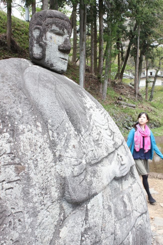 〔旅のテーマ〕<br />武田神社や武田八幡神社など､武田信玄ゆかりの地を訪ねる｡<br />初めてユースホステルに宿泊する｡<br />信州､甲州の安くてうまいものをいただく｡<br /><br />〔同行者〕<br />妻(31）<br /><br />〔日程〕<br /><br />一日目(5月3日)<br />■松本城(長野県松本市)<br />■うなぎ林屋(下諏訪町･昼食)<br />■諏訪大社下社春宮(下諏訪町)<br />■万治の石仏(下諏訪町)<br />■高島城(諏訪市)<br />■ユーペンハウス(下諏訪町･宿泊先)<br />■じゅうじゅうカルビ諏訪店(諏訪市･夕食)<br /><br />二日目(5月4日)<br />■おぎのや諏訪インター店(諏訪市)<br />■三分一湧水(山梨県北杜市)<br />■新府城跡(韮崎市)<br />■武田八幡神社(韮崎市)<br />■信玄堤公園(甲斐市)<br />■シャトレーゼ上石田店(甲府市)<br />■ホテルルートインコート甲府(甲府市･宿泊先)<br />■甲州ほうとう小作甲府駅前店(甲府市)<br /><br />三日目(5月5日)<br />■甲府城跡･舞鶴公園(甲府市)<br />■武田神社(躑躅ヶ崎館跡･甲府市)<br />■桔梗屋アウトレット(笛吹市)<br /><br />