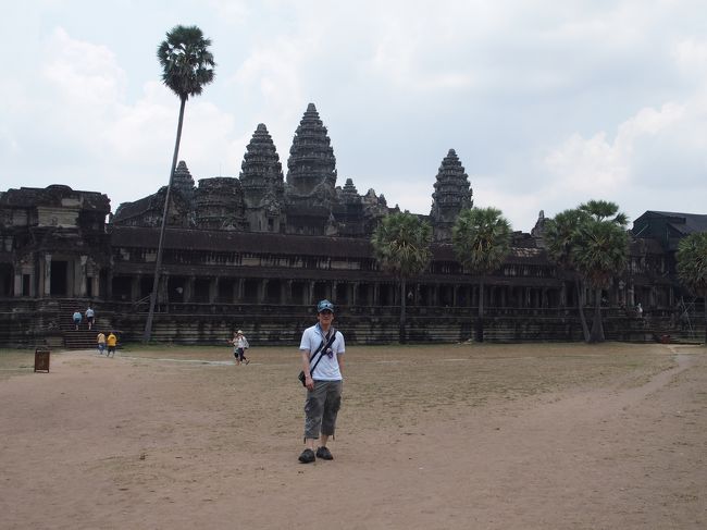 ２０１４年のＧＷ、早めの休みを取って、初めての東南アジアへ行ってきました！<br />ホーチミン～シェムリアップ～チェンマイ～バンコクとめぐってきました。<br /><br />この旅行記は、③カンボジア・シェムリアップ１日目。<br />早朝のカンボジア航空で、シェムリアップへ。<br />トゥクトゥクにのって街中へ。<br />ものすごい埃っぽさに負けず、ワンコールワット見学。<br />とにかく遺跡遺跡の一日でした。<br />夜は、パブストリートへ。<br /><br />--------------------------<br />■手配<br />行き(羽田→ホーチミン)と帰り(バンコク→羽田)はＪＡＬのマイルを利用。<br />後のホテルと移動はAgodaとExpediaですべて個人手配。<br /><br />■旅行スケジュールとホテル<br />4/25　ホーチミン（GK CENTRAL HOTEL）<br />4/26　ホーチミン（GK CENTRAL HOTEL）<br />4/27　シェムリアップ（Royal Crown Hotel &amp; Spa）<br />4/28　シェムリアップ　夜便でバンコクへ（Amari Don Muang Airport Hotel）<br />4/29　チェンマイ（Amora Tapae Hotel）<br />4/30　チェンマイ（Amora Tapae Hotel）<br />5/01　バンコク（Phachara Suites）<br />5/02　バンコク（Phachara Suites）<br />5/03　朝バンコク発～帰国<br /><br />■利用航空会社<br />羽田→ホーチミン：JAL<br />ホーチミン→シェムリアップ：カンボジア航空<br />シェムリアップ→バンコク：AirAsia<br />バンコク→チェンマイ：AirAsia<br />チェンマイ→バンコク：AirAsia<br />バンコク→羽田：JAL<br />---------------------------