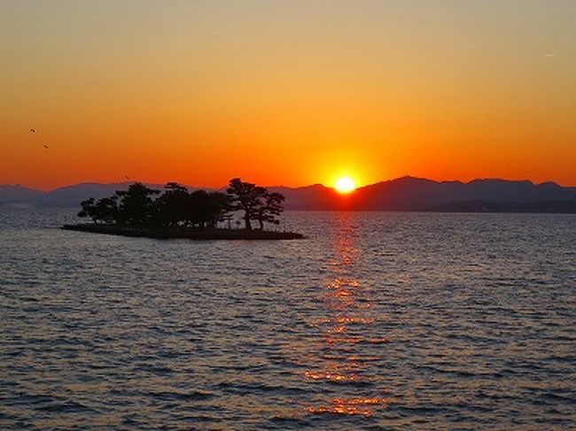 今年のゴールデンウィークは、スカイマークの成田〜米子線に乗って、山陰に行ってきました。<br />パワースポットと温泉を満喫した2泊3日でした。<br />＜第1日＞<br />8:18　佐倉駅発<br />8:46　空港第2ビル着　スカイマークの自動チェックイン機でチェックイン<br />9:15　搭乗時間まで、空港内ラ・トックで朝食<br />10:25　成田空港発　SKY823便<br />11:55　米子空港着<br />　の予定が出発が10分遅れ、到着も遅延　<br />12:30　レンタカーで空港発　出雲大社まで2時間のドライブの予定でした。<br />12:40　江島大橋（べた踏み坂）<br />14:14　道の駅秋鹿なぎさ公園でゲットした「出雲大社GW渋滞情報」により、一畑電鉄雲州平田駅近くの無料駐車場に車をとめて、電車で出雲大社に向かう。<br />14:38　出雲大社前駅到着<br />14:45　出雲大社<br />15:40　島根県立古代出雲歴史博物館　<br />16:45　電車待ちの時間に駅併設のラウで煎茶ソフト<br />16:59　出雲大社前駅発<br />17:23　雲州平田駅着<br />18:20　島根県立美術館　宍道湖うさぎ<br />18:46　宍道湖夕日スポットで夕日観賞　日没18:56<br />19:20　玉造温泉佳翠苑皆美にチェックイン<br />20:00　夕食