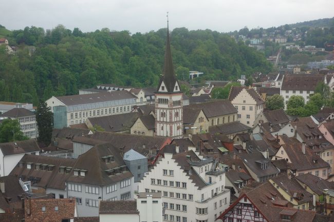 ５月３日（土）　午前<br /><br />第二次世界大戦で中立国となったスイスには美しい中世の街並みがたくさん残っています。今回のスイスの旅ではチューリッヒから美しいフレスコ画の壁画や素晴しい彫刻が施された出窓や可愛い看板のある街を訪れてみました。<br /><br />初めはシャフハウゼン→シュタイン・アム・ラインとザンクトガレン→アッペンツエルを２日間でまわる予定でしたが、日照時間も長くなり２１時まで明るいので４つの町を１日でまわります。<br />無事にクリアー出来るかな？<br />１つめに行くシャフハウゼンはアメリカ軍によってドイツ領と誤認され、スイス国内で唯一爆撃を受けた町です。<br /><br />天気は朝から雨。すっきりした青い空を見たかったな。<br /><br />旅程<br /><br />５月２日（金）　成田→フランクフルト乗継→チューリッヒ（泊）<br />５月３日（土）　シャフハウゼン→シュタイン・アム・ライン→ザンクトガレン→アッペンツエル→チューリッヒ（泊）<br />５月４日（日）　ベルン→ソロトゥエルン→チューリッヒ（泊）<br />５月５日（月）　クール→グアルダ→チューリッヒ（泊）<br />５月６日（火）　ルツェルン→チューリッヒ→ロンドン乗継→<br />５月７日（水）　羽田