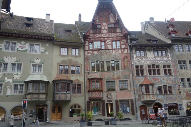 ５月３日（土）　<br /><br />シャフハウゼンからスイスで一番中世の雰囲気が残っている街、シュタイン・アム・ラインに向かいます。<br />フレスコ画が建物全体に描かれている市庁舎広場は息を呑む美しさで、中世の世界へタイムスリップしたかのようです。<br /><br />スイスでは街並みと景観を守る町や村に贈る「ワッカー賞」を設定していて、シュタイン・アム・ライはこの賞をを最初に受賞した町です。<br /><br />天気が良ければ街並みが美しく撮れたのにな。どんよりとした天気に壁画がキレイに写らなかったけど、心の中にしっかり刻んできました。 <br /><br />旅程 <br /><br />５月２日（金）　成田→フランクフルト乗継→チューリッヒ（泊）<br />５月３日（土）　シャフハウゼン→シュタイン・アム・ライン→ザンクトガレン→アッペンツエル→チューリッヒ（泊）<br />５月４日（日）　ベルン→ソロトェルン→チューリッヒ（泊）<br />５月５日（月）　クール→グアルダ→チューリッヒ（泊）<br />５月６日（火）　ルツエルン→チューリッヒ→ロンドン乗継→ <br />５月７日（水）　羽田
