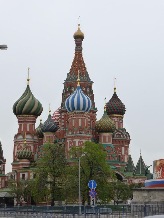 モスクワ2日目は市内観光。<br />赤の広場やクレムリンを見る。壮大さにただただびっくり！玉ねぎ屋根の可愛い聖堂やキンキラキンの聖堂など、まるでテーマパークのよう。<br />ランチにウクライナ料理の人気店で一通りのウクライナ料理（ロシア料理も同じようなものらしい）に舌鼓を打つ。<br />その後は世界遺産のノヴィデヴィチ修道院へ。<br />次にモスクワ川クルーズへ。これが思いのほか良かった！<br />夜は友人宅でディナー。すごい豪邸でびっくり。奥様の手料理はおいしかった〜！<br />