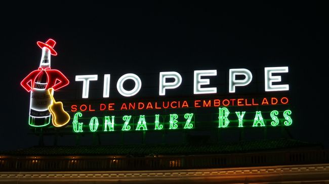 プエルタ デル ソル（Puerta del Sol）の名物看板【TIO PEPE】 が化粧直しされて戻ってきました！<br /><br />ティオ ペペの看板は2011年4月18日、設置されていた建物の改装工事に伴って取り外されました。この建物には今度、米国のリンゴマークの某メーカーのフラッグショップが入るのですが、このA社はティオ ペペの設置を拒否しました。<br />しばらくして、同じソルの違う建物への移動が決定。オリジナルの看板は綺麗にされて、設置台やネオンは近代的に取り替えられて、ティオ ペペが最近ソルに帰ってきました。<br /><br />新しい場所で初めてのネオン点灯に居合わせました。<br /><br />アンダルシアのヘレス デ ラ フロンテーラにあるシェリー酒メーカー Gonzalez Byass のこの看板は、同社の創立100周年を記念して、1935年にプエルタ デル ソルの1番地の建物の屋上に設置されました。すぐにマドリードの街並に溶け込み、マドリーッ子に親しまれ、ソルになくてはならない存在になりました。<br />1950年代、1996年、2010年と3度も、建物のファサードや屋上の広告看板設置を規制するマドリード市の法令を搔い潜り、市から撤去を免除されてきた歴史的看板です。<br /><br />ティオ ペペ、今度はソル広場の真ん中で、マドリーッ子と観光客の賑わいを見下ろしています。<br />おかえり、 ティオ ペペ！