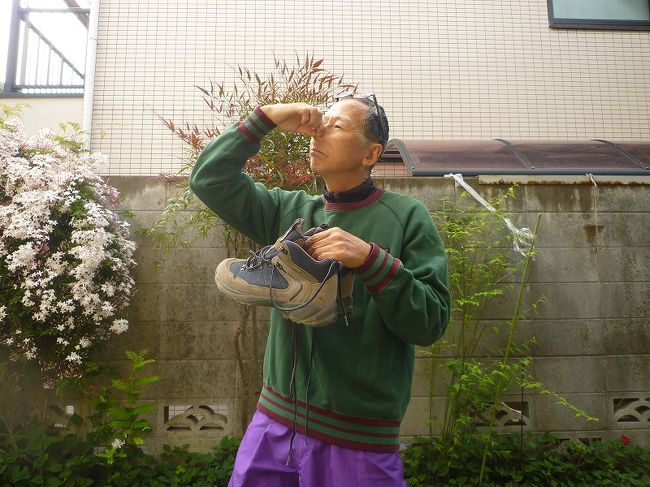 　花粉も治まってきたことだし、かねてより懸案の小天狗山の調査に行ってみた。<br /><br />　今回で小天狗山挑戦は３回目であるが、同じルートで行くのは面白くないし同じ失敗を繰り返す危険性も大なので、今回は林山を抜けて行くルートに挑戦。<br /><br />　芦屋のバス停でさっそくコバンザメ作戦を開始し、林山に行くというハイカーを捕まえた。後をついて行こうと思ったが奥池のバス停で降りて待っていたら、降りてこない。どうやら私とは別のルートで行こうとしているようだ。<br /><br />　海ではボートに乗り合わせた見知らぬ者同士がワイワイと意気投合するのであるが、山男は不愛想が多いようだ。バスに乗り合わせたぐらいでは心は開かない。我が道を行くのが山男である。<br /><br />　仕方がないので一人で行ってみた。<br /><br />　ハイキング報告は面白くもないので、靴下メーカーが募集した「足臭川柳」でもご紹介。