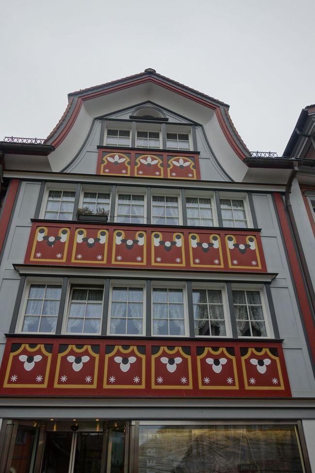 ５月３日（土）夕方<br /><br />切妻屋根の家にカラフルな壁画と可愛い看板がある村。<br />アッペンツェルはスイスの北東部の山岳地帯にあり、約６割の村民が農業や酪農に従事していて、スイスを代表する半硬質のチーズで有名な村です。<br /><br />保守的な村と言われていて女性が参政権が認められたのが１９９１年からで、毎年４月の最終日曜日にはランツゲマインデと呼ばれる、有権者全員が集まる青空会議を現在でも開催しているスイス唯一の村です。<br /><br />旅程<br /><br />５月２日（金）　成田→フランクフルト乗継→チューリッヒ（泊）<br />５月３日（土）　シャフハウゼン→シュタイン・アム・ライン→ザンクトガレン→アッペンツエル→チューリッヒ（泊）<br />５月４日（日）　ベルン→ソロトエルン→チューリッヒ（泊）<br />５月５日（月）　クール→グアルダ→チューリッヒ（泊）<br />５月６日（火）　ルツエルン→チュリッヒ→ロンドン乗継→<br />５月７日（水）　羽田