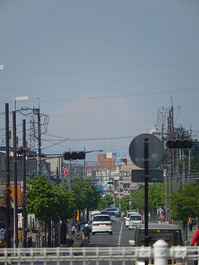 5月10日、午前8時15分頃に上福岡駅から富士山が見られた。　やや霞んでいるが富士山の姿を見ることができた。<br /><br /><br /><br />＊写真は上福岡駅から見られた富士山