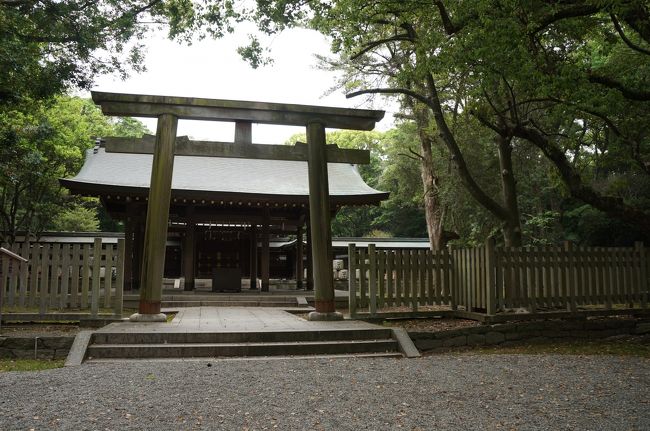 和歌山巡り２日目は、紀伊国の一宮の「丹生都比売神社」以外の２社「日前神宮・國懸神宮」と 「伊太祁曽神社」を中心に廻りまわした。和歌山県では、和歌山市にある日前神宮・國懸神宮（ひのくまじんぐう・くにかかすじんぐう）と竈山神社（かまやまじんじゃ）と伊太祁曽神社（いたきそじんじゃ）の三社を詣でる三社参りが古くから行われているということで竈山神社も参拝しました。この三社を結ぶ形で和歌山電鐵貴志川線が走っていますが今回はマイカーです。