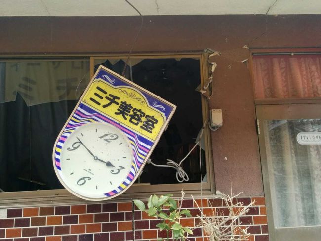 仕事でいわきに来た際に、一緒に仕事に行った人たちと仕事後に被災地の視察を行ってきました。<br /><br />いわきの人が、ガイドを買って出てくれました。<br />この方は、日ごろもボランティアガイドをしているということで、とても被災地の状況、原発で現在も作業をしている人々の労働環境などの話もしてくれました。<br /><br />富岡町の津波と原発で人々が24時間生活できなくなってしまった状況、人が立ち入らなくなり草木が生え放題の田畑の様子には言葉を失いました。そして、町内に設置されている線量計が示す高い放射線量にも言葉を失いました。<br /><br />宮城や岩手と大きく違うのは、放射線量の高さのために帰郷すら制限され、復興もままならないことです。<br />ドラクエの世界とは違いますが、まさに人が住めなくなってしまった、津波によって破壊されたままの廃墟の状態の建物などには、表現の仕方さえわかりませんでした。<br /><br />子どもを持つお母さんの、放射能問題へのストレスも相当なものだそうです。<br />いまは、いわきに急激に非難などで人口が流入し、いわきでは住宅問題なども発生しているそうですが、これからは住民間の軋轢をガイドは心配していました。<br /><br />土地の貧しさに付け込んだ「飴と鞭」ともいえる原発政策の実態も学べました。<br />とにかく、福島の真実は、しっかり記憶に焼き付けながら、被災地の復興にもできることから、支援していきたいと思う視察でした。