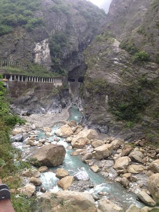 台湾旅行の２日目に、ガイド役をしてくれたウェイウェイさんの故郷「花蓮」に行きました。<br />台北から自強号（在来線）で約３時間弱で到着。<br />（太魯閣号では約２時間です。）<br />ウェイウェイさんの姪の運転で太魯閣渓谷を案内してくれました。<br />大理石の地層が立霧渓の水により削られてできた渓谷はとても見ごたえがあります。<br />大都市の台北ではなかなか見れない自然を、ちょっと足を延ばして観光するのはお薦めです！！<br />もちろんアミ族の踊りもお薦めです。私も一緒に踊りましたよ！<br /><br />