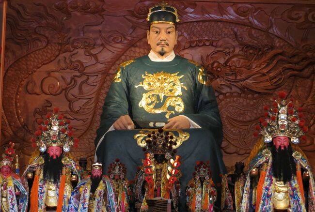 　台南市にある鄭成功縁の延平郡王祠の紹介です。祠の中央には鄭成功の座像が祀られ、後殿には彼の母『翁太妃』の位牌が安置されています。『翁太妃』は、長崎県の平戸生まれの日本人、『田川松』です。