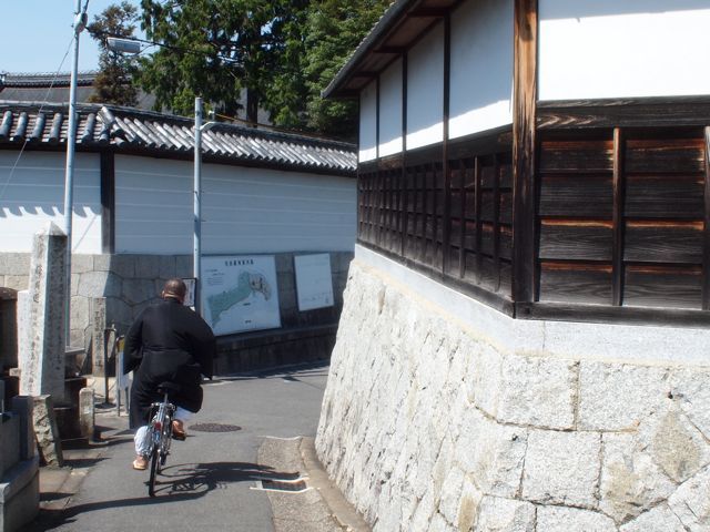 お天気の日曜日、新緑の京都へ。<br /><br />最近東山区の辺りに行っていなかったので<br />「まだ行ってない東山」を中心に<br />「久しぶりのお気に入り」などにも行って来ました。<br />