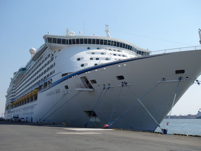 名古屋港金城埠頭に大型客船が入るとのことで，見に行きました。今度クルーズにいけるのはいつかな。