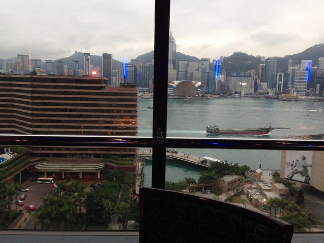２０代のころ姉妹で行った香港。その時はツアーでホテルは郊外でした。今回は個人手配、ホテルはシェラトンのクラブルームを予約しました。私は５回目、妹は２回目の香港です。チープすぎることもなく贅沢すぎることもなくそれなりに香港を楽しみました。<br /><br />香港は食べ物が口に合うのがいいですね。<br /><br />観光は特にせず、アクティビティとしては足つぼマッサージと上海式ペディキュアに行ったくらいです<br /><br />