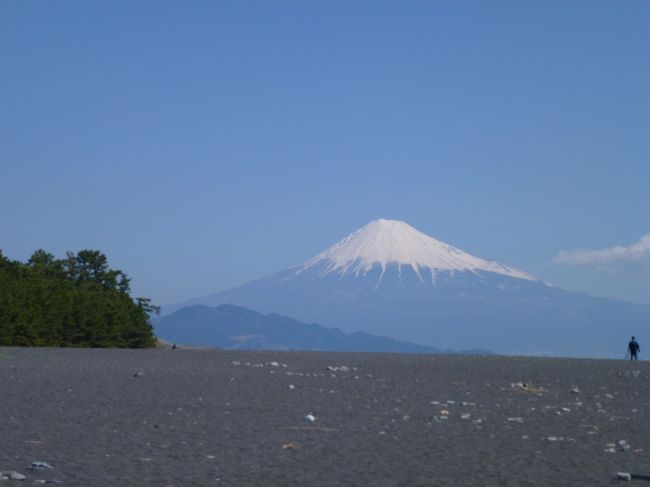 去年世界遺産に認定された富士山を<br />TVで見るたびに富士山を見に行きたい<br />気持ちがあふれでてしまい,<br />２泊３日ひたすら富士山を求めて<br />富士山の周りをぐるーと<br />一周する旅に出かけてきました。<br /><br />行く先々の観光地のガイドさんや旅館のスタッフさんに<br />「天気に恵まれたねー。こんなにきれいにはめったに見れないよ」<br />と言ってもらえたぐらい３日間絶景の<br />富士山を拝むことができました。<br /><br />今回のたび、富士山が見れれば<br />それで大満足なんだけど<br />どこから見る富士山がいいのか、<br />よくTVで静岡VS山梨みたいなの<br />してるけど果たしてどちらを拠点に<br />置こうか、宿はどこがいいのか、<br />雑誌やネットをいろいろ見ても<br />イマイチイメージ？がわかず<br />(パパが仕事が忙しくて全然一緒に計画たてれなかったし´д` ;）<br />結局漠然と行きたいところを考えながら出発しました。<br /><br />結局静岡、山梨の両県から眺めたけどどちらからの富士山もよかったです☆<br /><br />帰りにはかの有名な（笑）東名高速<br />渋滞にもはまれて(｡-_-｡)<br />さすがにパパダウン<br />長距離旅行は当分おあずけかな？~_~;