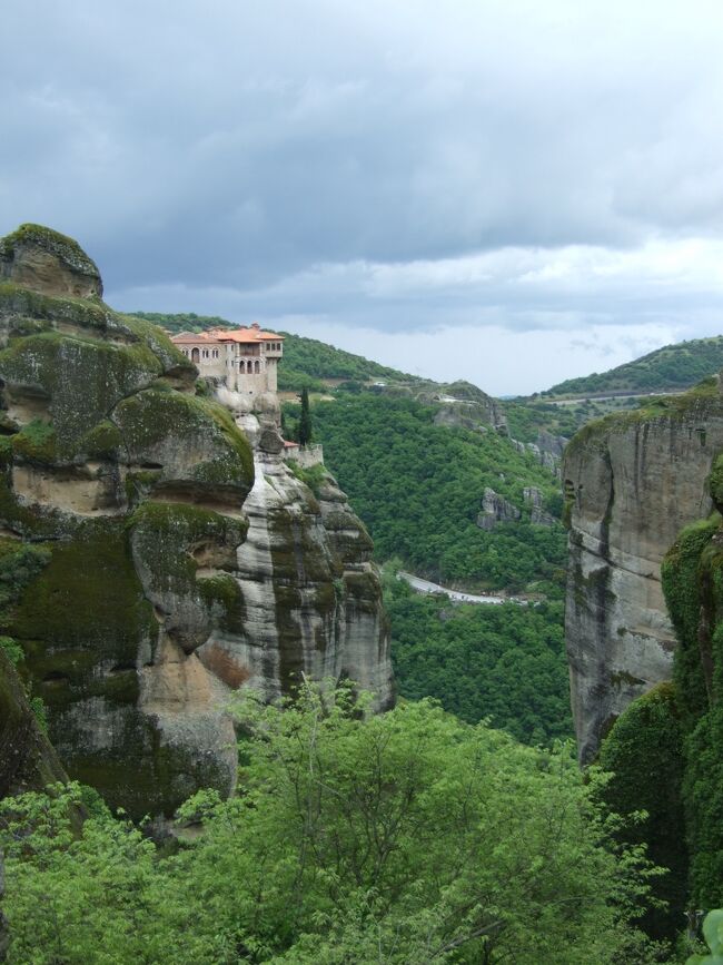 メテオラ　ギリシャ北西部にある奇岩の上にある天空修道院