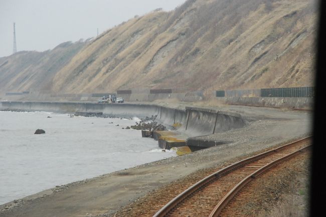 苫小牧から様似までの日高本線は、勇払原野、馬の牧場、海岸線などの車窓が楽しめるローカル線です。<br /><br />今回は約3000本の桜が咲き誇る静内の二十間道路桜並木を見に日高本線を訪れました。<br /><br />宿は眼下に太平洋が広がる新冠温泉のホテルヒルズです。<br />新冠（にいかっぷ）は種馬産地で、最近レコードと音楽の街を推進しています。