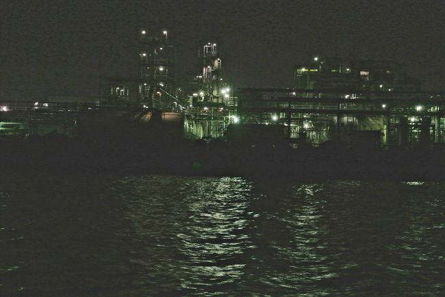 今話題の工場夜景クルーズ!複雑な構造美にメタリックな輝き!<br /><br />なぁんてね。私自身はしっかりと見たはずなんだけど、写真がな〜い!真っ黒、くろすけ出ておいで!なんです。<br />真っ暗じゃなくて、真っ黒。あ〜〜ぁ<br />だから『なんだけど』がつきました。<br /><br />屋根もない船で、えっ〜(;一_一)!?<br />だけど、揺れはないし狭い運河を通るには、これが一番だとわかりました。<br /><br />工場稼働の灯り、船、飛行機の位置を示す灯り、プラントから噴き出す蒸気、炎、石油やなんか薬品のような臭い、音、などをこっちも神経を昼以上に稼働させいろんな魅力を堪能。<br /><br />夜景っていいね!神秘的、感動的!<br /><br />なんだけど夜景の写真少なくてごめんなさい。<br />あ〜またなんだけどがついちゃった。(;一_一)<br />
