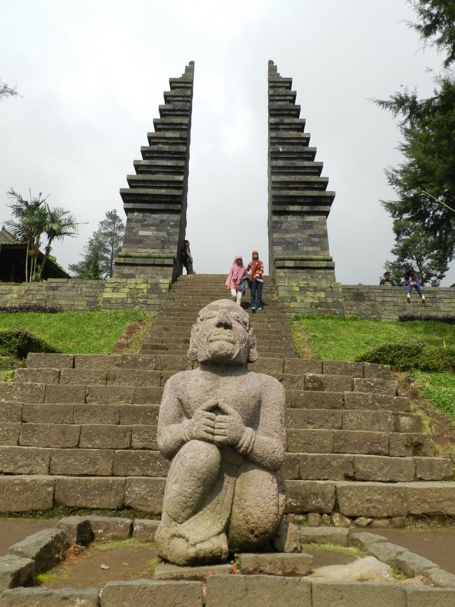 ソロ王宮、ソロ近郊のチュト寺院＆スクー寺院、ボロブドゥール遺跡＆プランバナン遺跡、ジョグジャカルタ市内観光と充実した旅だった。帰りに1泊したKLでは、ヒンドゥー教の聖地バトゥ洞窟も訪れる。<br /><br />2日目は、ローカル旅行会社の車を一日チャーターし、古都ソロへ。王宮や寺院などを観てまわる。