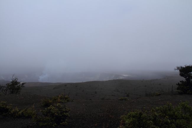 ２日目です。<br /><br />この日は、“キラウエア火山火口ハイキングとハワイ島一周”ツアーの予定で出かけました。７：４５〜１８：２０<br />しかし、キラウエア火山付近が悪天候で、滑るのと蒸気が多くなり危険ということでハイキングは中止。通常の一周ツアーになってしまいました。<br /><br />オーシャンエントリーのボートに乗れない旅行でしたので、せめて火口のハイキングをと計画したのですが、残念。