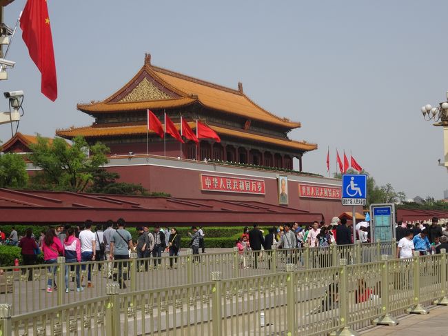 ヨーロッパへのトランジットで北京経由上海へ<br /><br /><br />初めて一人でツアー参加して行った中国が北京。<br /><br />まだビザ無し訪問が出来なかった2003年。<br />天安門、紫禁城、天壇、万里の長城、メジャーどころを周りました。<br /><br />北京へ寄るついでにあの赤い門を久しぶりに見に行くことにしました。