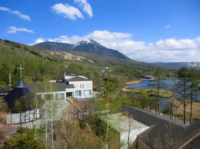 白樺の若葉とカラマツの芽吹きを見に、早春の女神湖に出かけた。今回は気ままな1人旅である。お泊まりのホテルは私の定宿『ホテルアンビエント蓼科』で、ここに今日から3泊する。平日の金曜日と日曜日はメンバー用の「オフ宿プラン」(1泊2食6200円)にし、土曜日は素泊まり(5200円)にする。いずれも税・サ・入湯税込。ただし、1人で利用する場合は2000円程度の追加代金が必要。<br />写真:ホテルの客室からの眺め(蓼科山と女神湖)<br /><br />私のホームページ『第二の人生を豊かに―ライター舟橋栄二のホームページ―』に旅行記多数あり。<br />(新刊『夢の豪華客船クルーズの旅』案内あり)<br />http://www.e-funahashi.jp/<br />注:上記の本は「ホテルアンビエント蓼科」の売店にて販売中