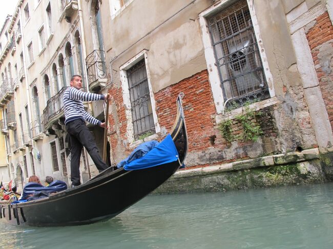 伊国2014年5月　「GWの旅行記」<br /><br /><br />「満喫イタリア旅三日目　ヴェネチア編　」です<br /><br />ヴェネチアと　ベニスの呼び名に　疑問を持たれる方もいらっしゃると思います。<br /><br />【Venice】<br /> 英語読みがベニス<br /> イタリア語がベネチアです。<br /><br />ベネチアでは　日本人だと確定したら　意外と日本語で会話可能なんですね。<br />私は片言のイタリア語で買い物をしようと必死に話しました。するとまぁ！返事は日本語！<br />親日国ですよね。<br />すると、イタリア語が頭から飛んで行きました。2度と私の頭の中には戻って来ませんでした　笑<br />あとは　ホテルでも、どこでも　日本語で話しました　笑<br /><br /><br /><br />ミラノ～ベェローナ～ヴェネチア～フィレンツェ～ローマ～ナポリ～カプリ島「青の洞窟」　への　旅をしてきました。<br />ヨーロッパへの旅は　2回めですが　イタリアへは　初めてです。<br /><br />ヨーロッパが二回目だと、何かと油断しがちであります。<br />そこを　十分注意して行ってきました。<br />御蔭様で　何事もなく　無事に終了いたしまして、今は　余韻に浸っております。<br />では　旅行記をご覧ください<br /><br /><br />「満喫イタリア旅三日目　ヴェネチア編　」です