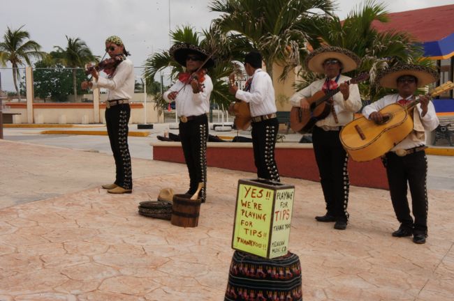 ダイビングの後は街散策。<br /><br />メキシコは他の寄港地と違って治安の面でも安心。<br />何より、メキシコ人の人懐っこい笑顔はちょっと表情が読みにくいジャマイカ人やハイチ人と違ってこちらも安心できました。<br /><br />今度はユカタン半島に行ってみたいな！<br /><br />旅行記や写真は下記ページよりご覧ください。<br /><br />https://cruisemans.com/b/krn/6397