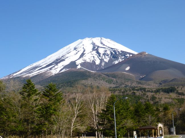 富士山スキーに行ってきましたので、そのレポートを書きます。<br /><br />この時期に富士山に入山することに関して、賛否両論あると思いますが、行ったことない方にも今の時期（５月）に富士山に登るとこんな感じなんだよということを少しでも知ってもらいたいので、旅行記を書きます。<br /><br /><br />感想<br />登山をする人がよく言うように、やっぱり山自体としての魅力は富士山にはあまりないと思う。<br />すごいのは火口くらいか？？<br />ただし、訓練の場としてはよい場所なんだと思う。<br />ピッケルを使って滑落停止の練習をしている人がいた。<br />高度順応という意味でも国内の山で富士山が圧倒的に一番良い山だと思う。<br /><br />行く前に調べたことだけれど、事故の統計情報（どこで何により事故にあったかの数字など）はあるけれど、個別の事例についてなぜ事故に遭ったかの理由が述べられている資料が検索できなかった。<br />どうして事故に遭ったのか？、どうやれば回避できたのか？、などを事例に即して形で情報が入手できればよいと思った。<br /><br /><br />ルート<br />富士宮ルート<br /><br />所要時間<br />登り：６時間<br />下り：１時間（スキー）<br /><br /><br /><br />富士登山をされる方へ<br />ガイドラインが下記のサイトにあります。ご参考までに。<br />http://www.fujisan-climb.jp/basic/1_07basic_safetyclimbing_guideline.html