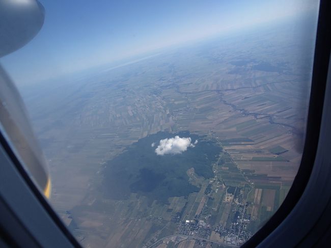 PEI（プリンス・エドワード島）最終日、昼間はシャーロットタウンを観光し夕方の飛行機でトロントへ移動します。<br />しかし、昨日に引き続き本日も朝から雨…<br />今日はどうするの〜？と聞いて下さるホテルオーナー・キャロルさんに相談してみる。<br />ちょっと行きにくそうな場所で見たいのはベーコンハウスとガバメントハウス、その他本日のミッションはショッピングモールでお土産を仕入れる、カウズでアイスクリームを食べる、郵便局で切手を買ってハガキを出す。アンのお土産店に行ってみる。<br /><br />街歩きの後は既にチェックアウトはしていますが、宿に戻って<br />しばし休憩、預かってもらった荷物を受け取りタクシーで空港へ。<br /><br />PEIからの帰国便は当日移動にすると早朝出発（6時くらい？）のうえトロントで6時間待たなければなりません。<br />そこで今日のうちに夜の便でトロントまで行き、次の日はお昼までホテルでゆっくりして帰国することにしました。<br />