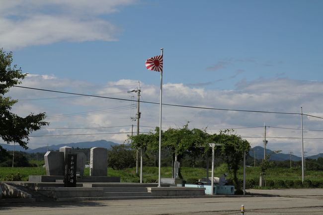 兵庫県加西市、旧海軍姫路航空隊鶉野飛行場、ここは第二次大戦中、ミッドウェー海戦の惨敗によって航空戦力に大きな打撃を受けた日本海軍が、パイロット養成を目的として昭和18年に急遽設置したものです。全長1200m×幅60mの滑走路跡を中心に、周辺に地下防空指揮所などの防空壕跡や対空砲陣地跡など、さまざまな施設が現在でも残る、いわゆる戦争遺跡のひとつです。<br /><br />この日は、「ひめじのれきし委員会」の方々を迎え、鶉野飛行場について長年調査、研究を続られている郷土戦史家、上谷さんによるガイドツアーが行われました。今回、飛び入りながらこのガイドツアーに同行させて頂き、貴重なレクチャーなどを一緒に聞かせて頂きました。<br /><br />加西・鶉野飛行場展 実行委員会のFacebookページです。<br /><br /> https://www.facebook.com/uzurano?fref=nf<br /><br />「加西 鶉野飛行場展 記念講演 残された技術 飛行艇」<br />H26年8月10日にアスティア加西での講演会の模様です。<br /><br /> http://4travel.jp/travelogue/10916199<br /><br /><br />今回のガイドツアーでは、北条鉄道法華口駅の駅舎にてまず、上谷さんから海軍姫路航空隊に関する歴史や全体概要に関してのご説明をうけ、その後、飛行場周辺に移動し、厚さ1mのコンクリートで覆われた弾薬庫跡や地下防空指揮所が置かれていた防空壕跡や対空砲陣地跡、ならびに滑走路跡などを見学、その際、上谷さんからそれぞれの施設にまつわる貴重なお話を伺えることができました。<br /><br />この鶉野飛行場では、パイロットの養成として当時多くの若者が全国から集まり、日々鍛錬に勤しんでいたということです。そして、戦況が逼迫する中、遂には神風特攻隊が編成され、その中に白鷺隊という名の隊がありました。これがこの鶉野飛行場で育った若者たちだったということです。パイロット育成とはいうものの、ここは特攻隊員育成の場ともなってしまい、その歴史なかにおいて隊員達と地元の人々とのふれあい、出会い、そして別れなど多くのエピソードが当時存在したようです。<br /><br />また、当時、川西航空機が姫路の工場で製造した半完成品状態の航空機をここに運び込み、この飛行場脇にあった工場で最終組立を行っていたそうです。飛行場の脇には工場の跡地と思しき場所があり、ここで完成した飛行機は試験飛行を行い、その後、各地へ実戦配備されていったということです。<br />川西航空機といえば第二次大戦中における傑作機、紫電改を思い浮かべる方が多いのではないでしょうか。正にあの世界に誇る名機、紫電改がこの地で完成し、そして大空へと飛び立っていった、なんとなくロマンを感じてしまいます。また、こんなところで姫路との歴史的接点があるなど、とても興味深い点も見えてきました。<br />